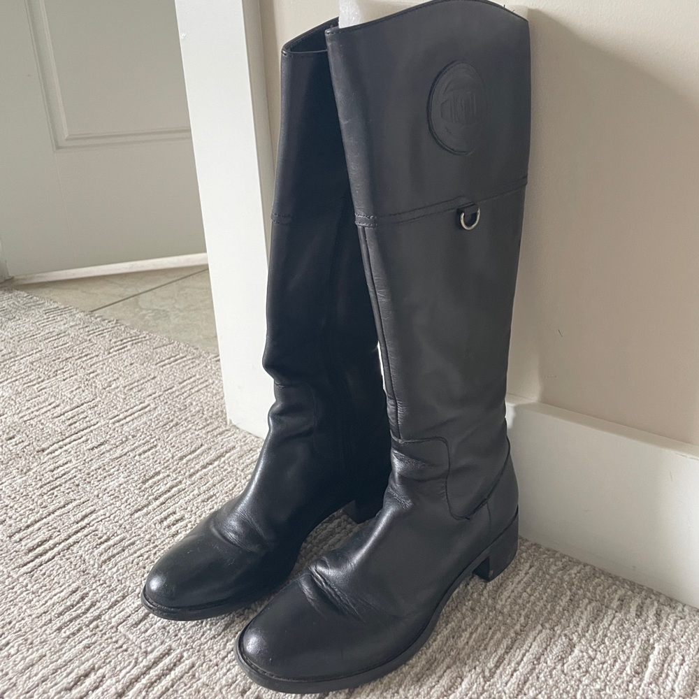 Black leather boot, size 7, good condition